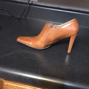 These brown/tan 3 inch heels